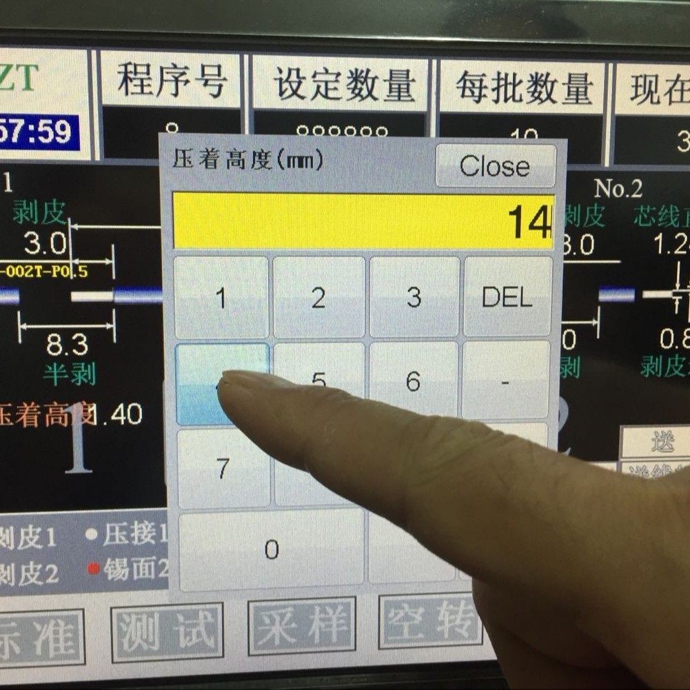 打端焊錫機，屏幕數(shù)字設(shè)定壓接高度